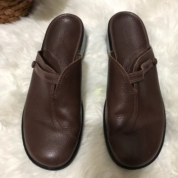 clarks men's leather clogs